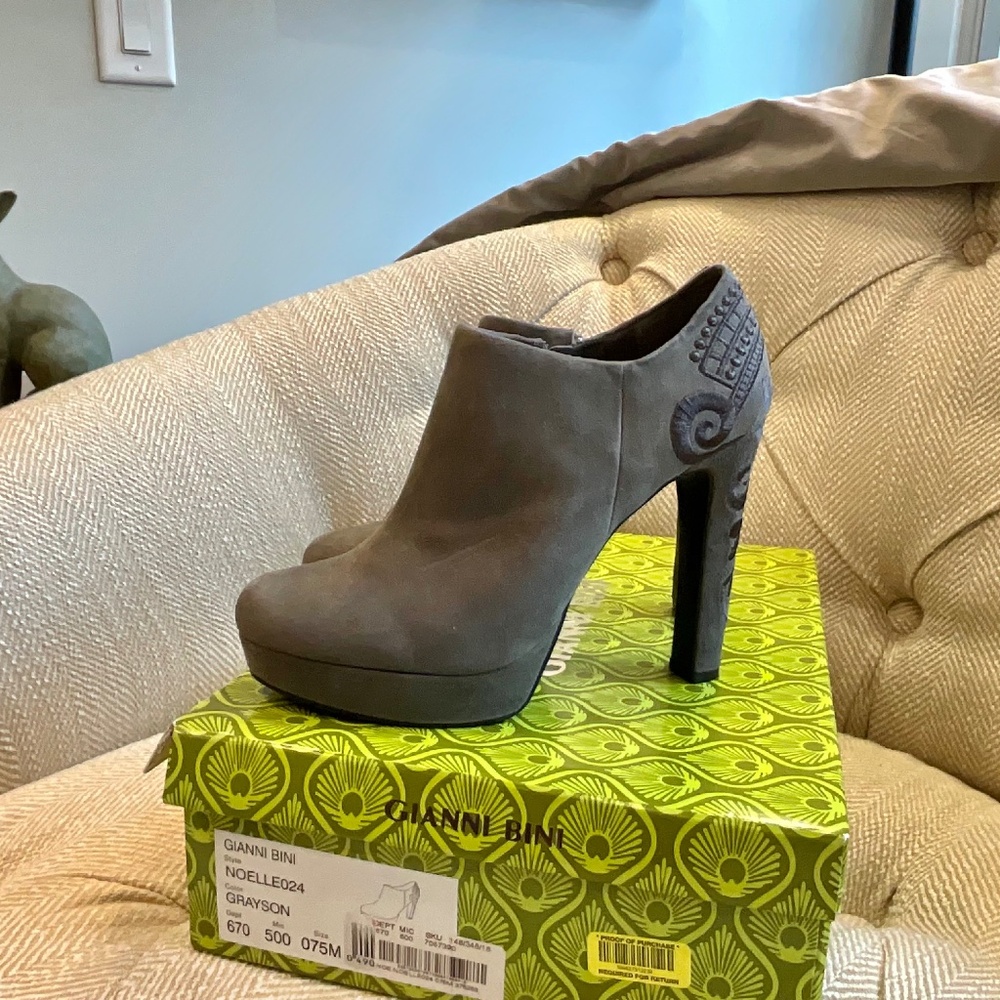 Gianni Bini. Like New. 7.5 Gray Suede Platform Booties